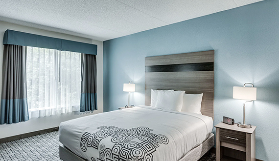 1 Queen Bed